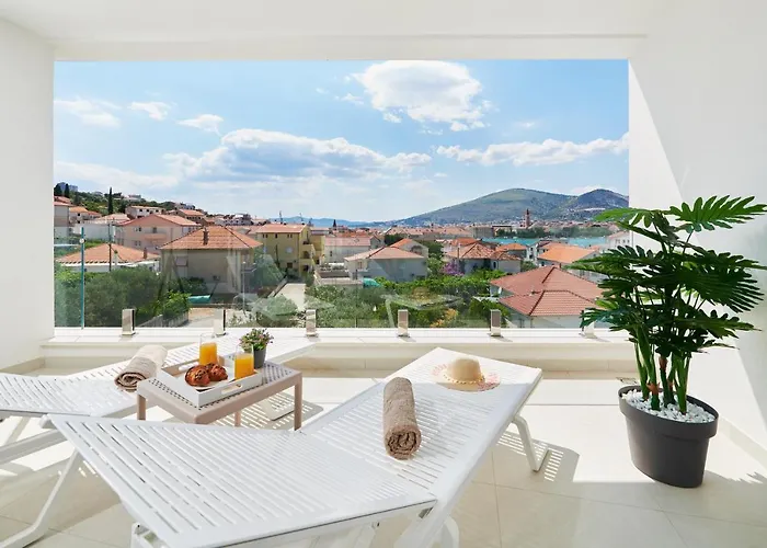 2 * Trogir